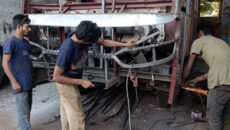 চাকার ঘূর্ণনে বেঁচে থাকা: অদেখা কষ্টে দিন কাটে পরিবহন শ্রমিকদের