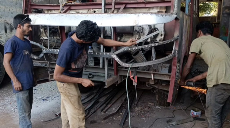 চাকার ঘূর্ণনে বেঁচে থাকা: অদেখা কষ্টে দিন কাটে পরিবহন শ্রমিকদের