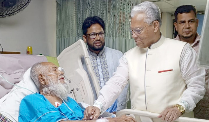 চৈতা হুজুরের খোঁজ নিতে হাসপাতালে সাবেক মন্ত্রী আলতাফ হোসেন চৌধুরী
