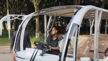 ইসলামী বিশ্ববিদ্যালয়ে শাটল ও ভ্যানের মুখোমুখি সংঘর্ষ, ভ্যানচালক গুরুতর আহত