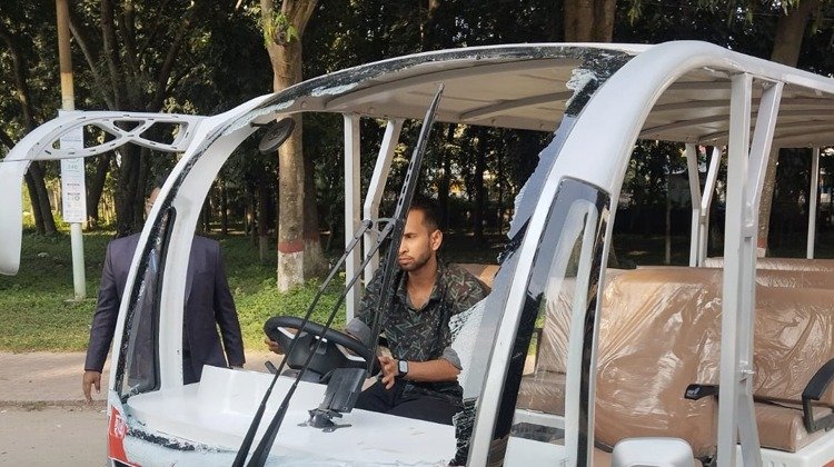 ইসলামী বিশ্ববিদ্যালয়ে শাটল ও ভ্যানের মুখোমুখি সংঘর্ষ, ভ্যানচালক গুরুতর আহত