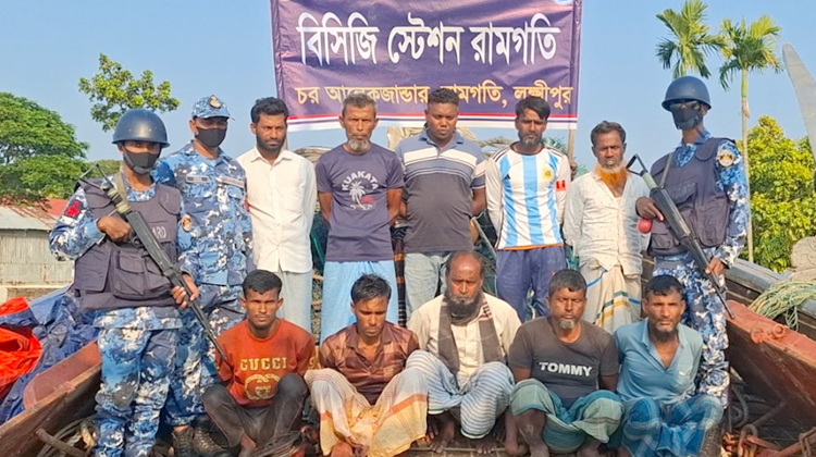 অবৈধ ট্রলিং বোট জব্দ, লক্ষ্মীপুরে কোস্ট গার্ডের সাফল্য