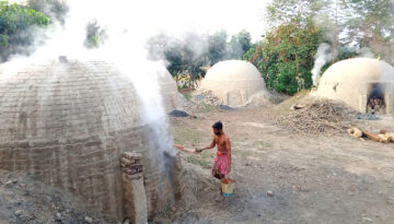 কাপাসিয়ায় কাঠ পুড়িয়ে কয়লা তৈরি, হুমকিতে জনস্বাস্থ্য