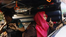 ধানমন্ডিতে শেখ মুজিবের বাড়ির সামনে স্লোগান দিয়ে নারী গ্রেপ্তার