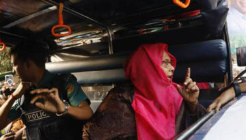 ধানমন্ডিতে শেখ মুজিবের বাড়ির সামনে স্লোগান দিয়ে নারী গ্রেপ্তার