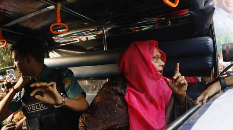 ধানমন্ডিতে শেখ মুজিবের বাড়ির সামনে স্লোগান দিয়ে নারী গ্রেপ্তার