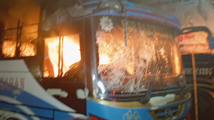 বরিশালে হাফভাড়া নিয়ে শ্রমিক-শিক্ষার্থী সংঘর্ষে আহত ৪০