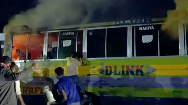 ধামরাইয়ে পার্কিং করা যাত্রীবাহী বাসে অগ্নিসংযোগ