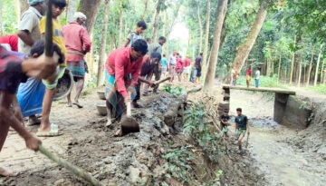 ইচ্ছা থাকলে পথও তৈরি হয়: নিজেরাই রাস্তা সংস্কার করে নজির গড়ল কেদারপুরের মানুষ