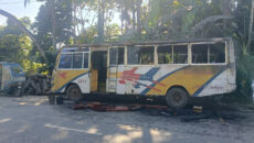 বরিশালে সড়কের পাশে ফেলে রাখা বাসে রহস্যজনক আগুন