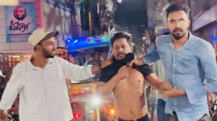 বরিশালে নিষিদ্ধ ছাত্রলীগ নেতাকে ধরে পুলিশের হাতে দিল ছাত্রদল