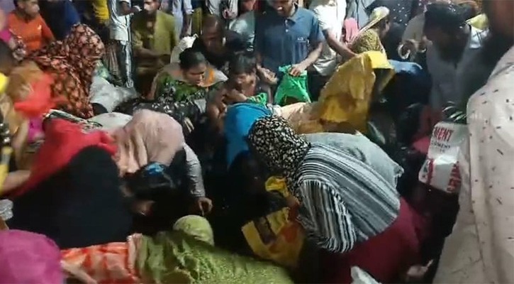 বরিশালে জব্দ জাটকা লুট, মৎস্য অধিদপ্তর প্রাঙ্গণে চরম বিশৃঙ্খলা