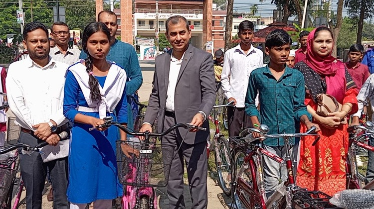 মাগুরায় অস্বচ্ছল শিক্ষার্থীদের মাঝে বাইসাইকেল ও শিক্ষা সহায়তা সামগ্রী বিতরণ