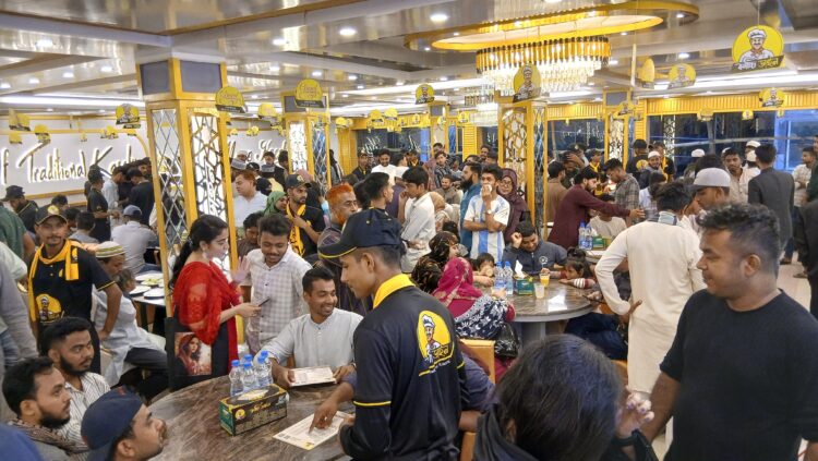 চাঁদপুর কাচ্চি ডাইনে উপচে পড়া ভিড়: আসল কাচ্চির স্বাদে মুগ্ধ শহরজুড়ে ভোজনরসিকরা