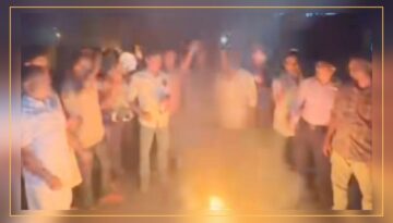 মাগুরা-২ আসনে রবিউল ইসলাম নয়নকে মনোনয়ন না দেওয়ায় সড়কে টায়ার জ্বালিয়ে বিক্ষোভ