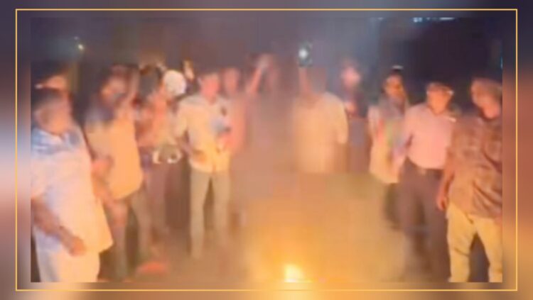 মাগুরা-২ আসনে রবিউল ইসলাম নয়নকে মনোনয়ন না দেওয়ায় সড়কে টায়ার জ্বালিয়ে বিক্ষোভ