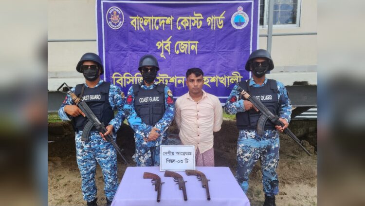 কক্সবাজারের মহেশখালীতে কোস্ট গার্ডের অভিযান, দেশীয় আগ্নেয়াস্ত্রসহ কুখ্যাত সন্ত্রাসী আটক