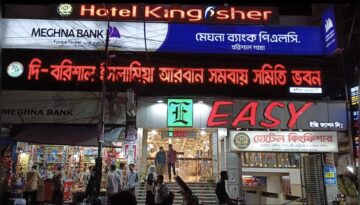 বরিশালে শিশু প্রাণে বেঁচে গেল অল্পের জন্য: ছয়তলা থেকে গ্লাস পড়ার ভয়াবহ ঘটনা