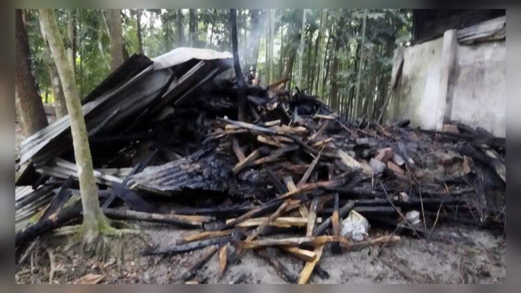 বরিশালে জামায়াত নেতার বাড়িতে ককটেল বিস্ফোরণ, বিলবোর্ডেও আগুন