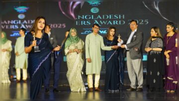 বাংলাদেশ অ্যাচিভার্স অ্যাওয়ার্ডে সেরা গায়িকা শিল্পী আক্তার রিয়া