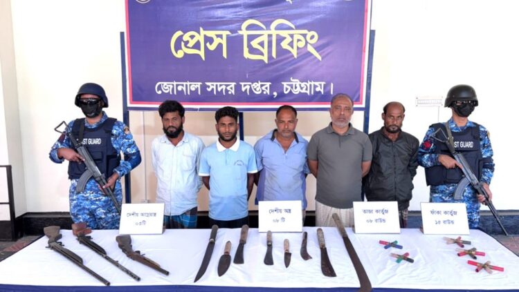 চট্টগ্রামের বাঁশখালীতে অস্ত্রসহ ‘মনসুর বাহিনী’র ৫ সন্ত্রাসী আটক
