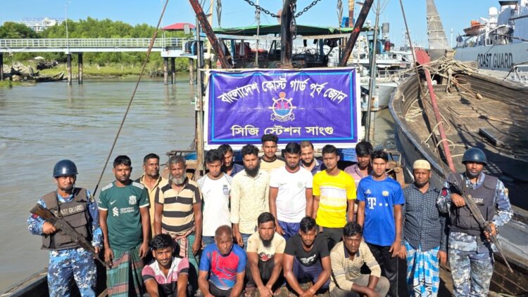 চট্টগ্রামের বহিঃনোঙ্গরে আর্টিসানাল ট্রলিং বোট ও জালসহ ১৮ জন  আটক