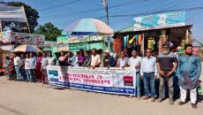 সাংবাদিক খোকন চৌধুরীকে প্রাণনাশের হুমকির প্রতিবাদে দাউদকান্দিতে মানববন্ধন