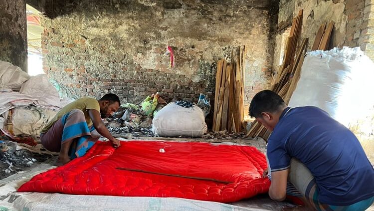 দক্ষিণাঞ্চলের লেপ-তোষক কারিগরদের ব্যস্ততা বেড়েছে