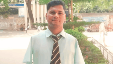 হাত নেই, তবু থেমে নেই: পা দিয়ে লিখে এমবিএ পাস