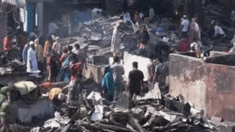 কড়াইল বস্তিতে আগুন: সব হারিয়ে অবশিষ্ট খুঁজছেন বস্তিবাসীরা