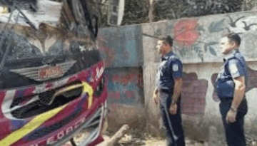 ফুলবাড়িয়ায় পেট্রল ঢেলে বাসে আগুন, মারা গেলেন চালক