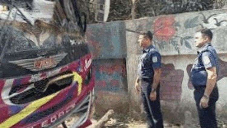 ফুলবাড়িয়ায় পেট্রল ঢেলে বাসে আগুন, মারা গেলেন চালক