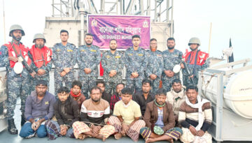 মায়ানমারে ডিজেল ও সিমেন্ট পাচারকালে বোটসহ ১১ জনকে আটক করেছে নৌবাহিনী