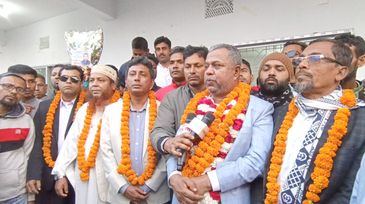 বাউফলে বিএনপি নেতা হুমায়ুন কবিরকে ফুলেল সংবর্ধনা