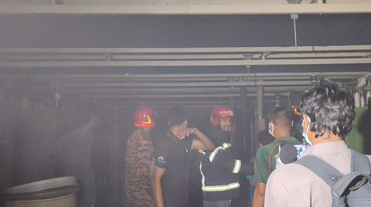 বরিশাল বিসিকে সুতা কারখানায় অগ্নিকাণ্ড, অল্পের জন্য রক্ষা পেল দেড় শতাধিক শ্রমিক