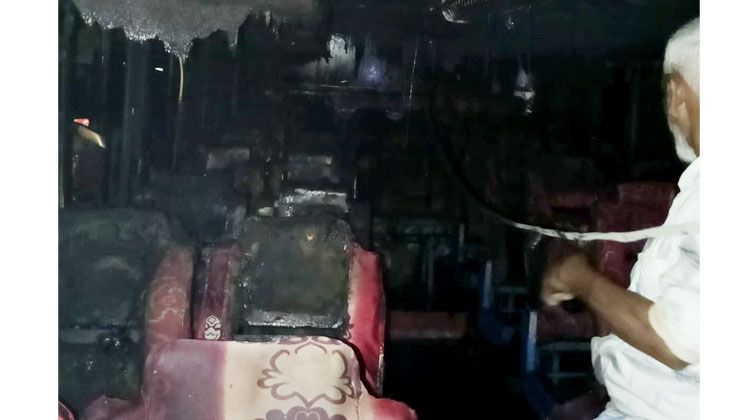 সোনাপুর বাস টার্মিনালে দাঁড়িয়ে থাকা বাসে আগুন, পুড়েছে বেশ কয়েকটি আসন
