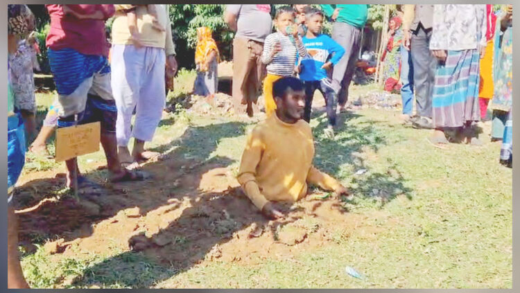 শ্রীপুরে টাকা না পেয়ে বাবা-মাকে মারধর, মাটিতে পুঁতে শাস্তি দিলো গ্রামবাসী
