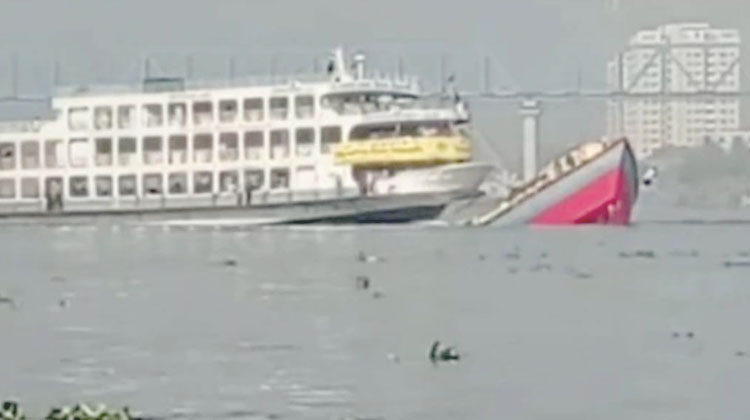 বুড়িগঙ্গায় লঞ্চের ধাক্কায় বালুবাহী বাল্কহেড ডুবি, অল্পের জন্য প্রাণরক্ষা