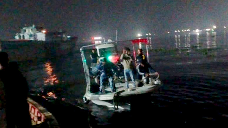 ফতুল্লায় ফেরিতে ট্রাকের ধাক্কা: নিখোঁজ ৩ জনের লাশ উদ্ধার