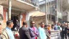 বাউফলে গণমাধ্যমের ওপর আগুন, তালা ও নিষেধাজ্ঞার প্রতিবাদে মানববন্ধন