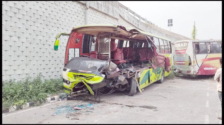 ঢাকা-ভাঙ্গা এক্সপ্রেসওয়েতে বাস–ট্রাক সংঘর্ষে নিহত ৩, আহত ১৪
