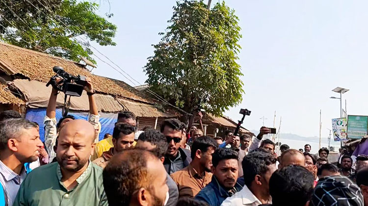 মীরগঞ্জ সেতুর ভিত্তিপ্রস্তর স্থাপন অনুষ্ঠানে ব্যারিস্টার আসাদুজ্জামান ফুয়াদ লাঞ্ছিত