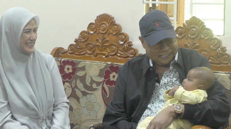 প্রতিষ্ঠানের কর্মীর বাবা হওয়ার খবরে বাংলাদেশে ছুটে আসেন মালয়েশিয়ান ব্যবসায়ী দম্পতি