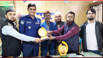 মধুপুর থানা অফিসার ইনচার্জের বিদায়ে সম্মাননা স্মারক প্রদান