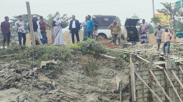 সোনাইমুড়ীতে খাল-সড়ক দখলকারীদের বিরুদ্ধে এসিল্যান্ডের অভিযান