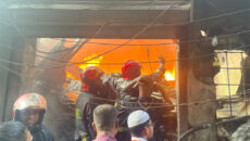 ‘হঠাৎ আগুন! ১০ মিনিটেই সব শেষ’-লালবাগে প্লাস্টিক কারখানায় দফায় দফায় বিস্ফোরণ, পুড়ল একাধিক ভবন