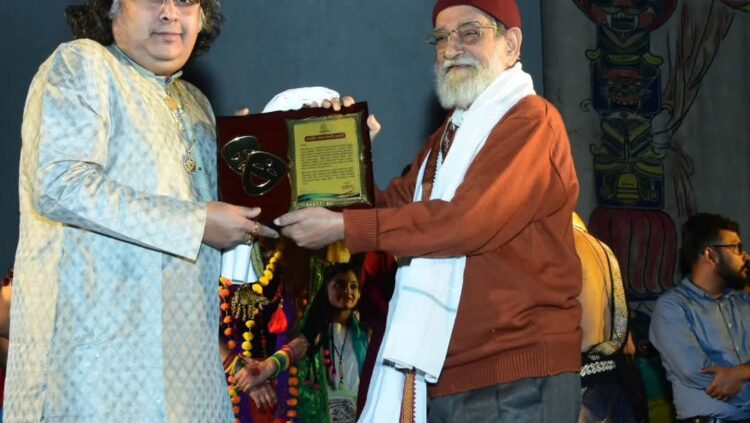 নাট্যযোদ্ধা সম্মাননা পেলেন পন্ডিত দিশারী চক্রবর্তী