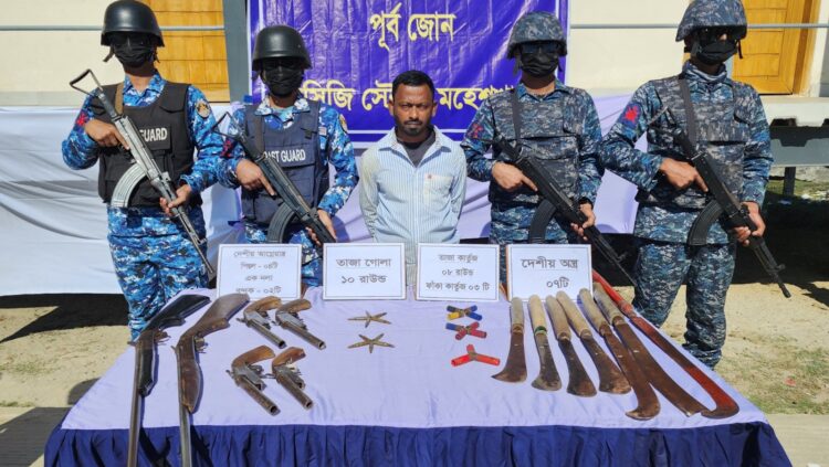 মহেশখালীতে কোস্ট গার্ড–নৌবাহিনীর যৌথ অভিযানে কুখ্যাত সন্ত্রাসী আটক