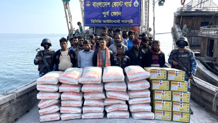 মায়ানমারে পাচারকালে সিমেন্টসহ ২২ পাচারকারী আটক