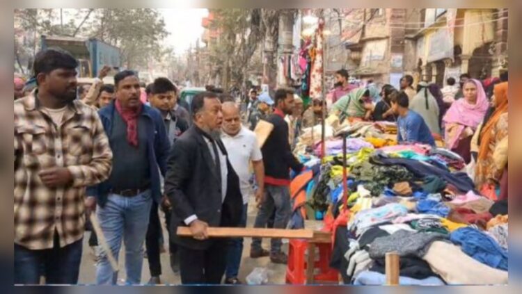 নারায়ণগঞ্জে সড়ক হকারমুক্ত অভিযানে লাঠি হাতে নেমে গেলেন মহানগর বিএনপির টিপু